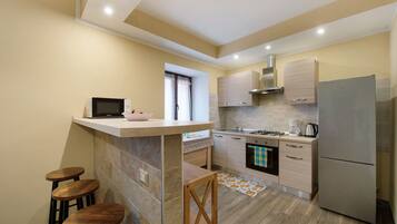 Geladeira, micro-ondas, fogão, cooktop