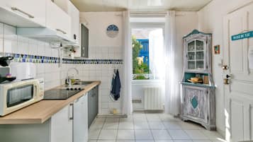 KylskÄp, mikrovÄgsugn, spishÀll och kaffe- och tebryggare