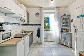 Refrigerador, microondas, placa de cocina, cafetera/tetera