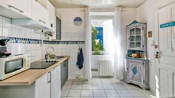 Réfrigérateur, micro-ondes, plaque de cuisson, cafetiÚre/bouilloire