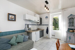 Kylskåp, mikrovågsugn, spishäll och kaffe- och tebryggare