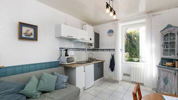 Fridge, microwave, stovetop, coffee/tea maker