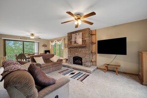 Smart TV, fireplace, books, offices