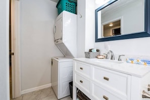 Hair dryer, towels - Newly Updated Walk to Beach & Ocean Center (Daytona Beach)