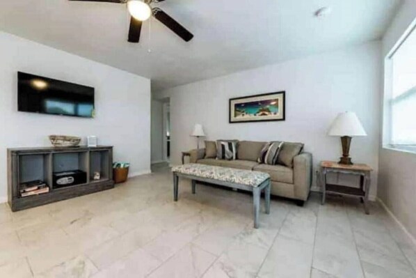 Smart TV - 2 Bd apt walking distance to Beach & Ocean Center (Daytona Beach)