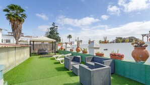 A rooftop patio with artificial grass, wicker furniture, and potted plants. - Holiday Home 'San Francisco 1' with Mountain View, Private Terrace and Wi-Fi (Telde)