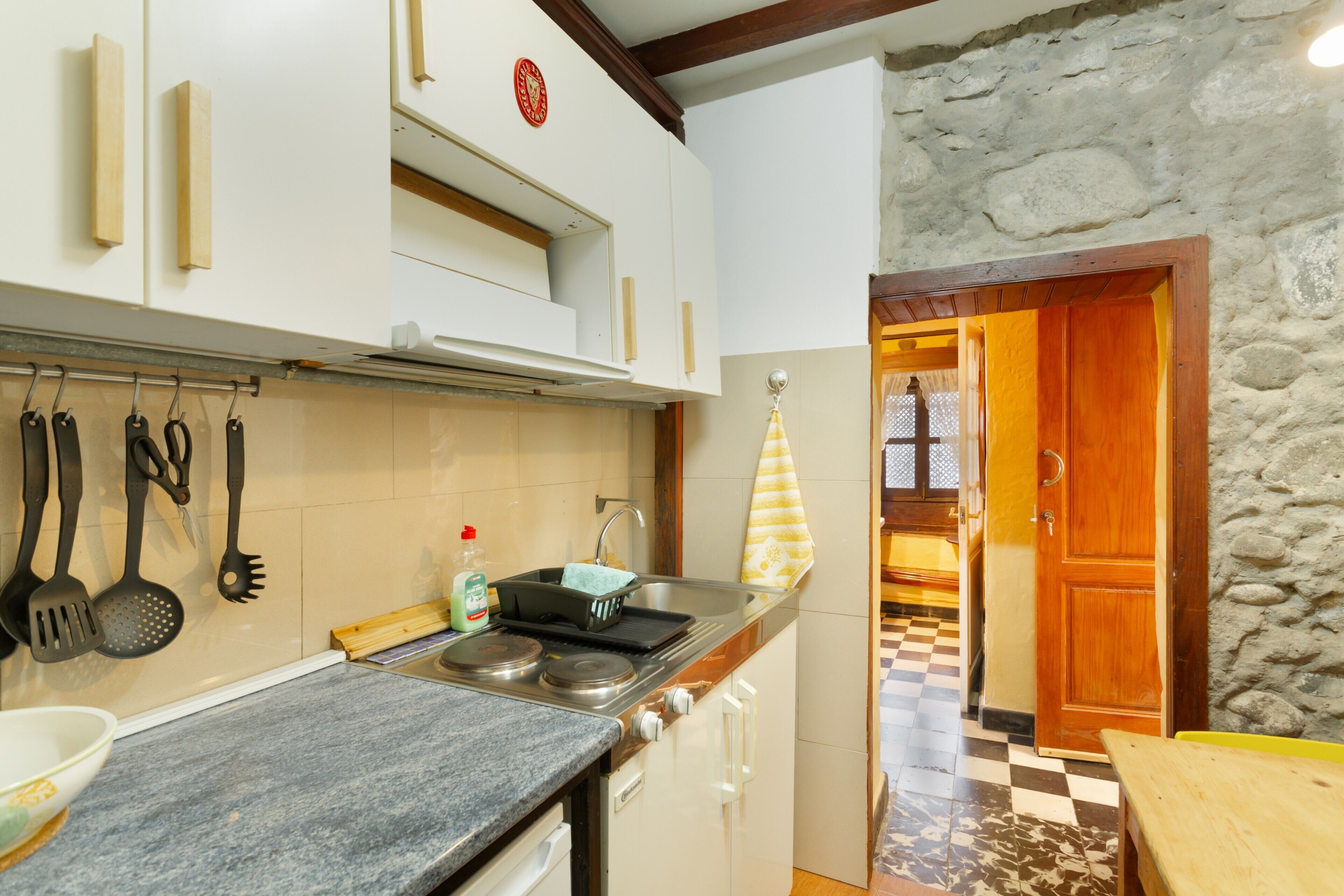 Jääkaappi, mikroaaltouuni, liesi, kahvin-/teenkeitin