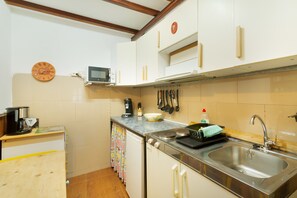 A compact kitchen with a microwave, coffee maker, and a sink. - Vacation Home 'San Francisco 1' with Mountain View, Private Terrace and Wi-Fi (Telde)