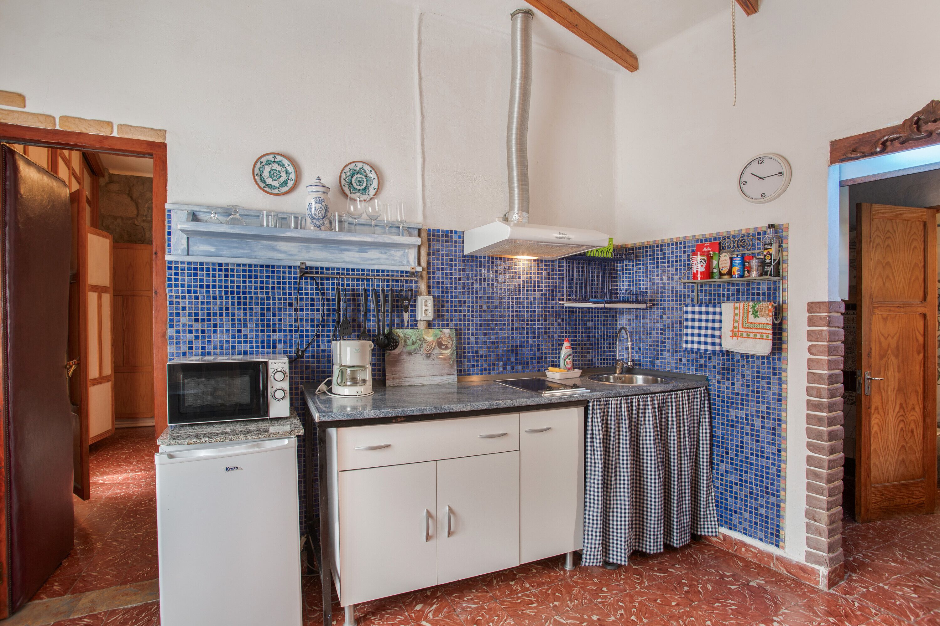 Réfrigérateur, micro-ondes, plaque de cuisson, cafetière/bouilloire