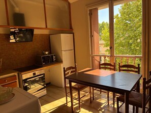 Geladeira, micro-ondas, cooktop, lava-louças