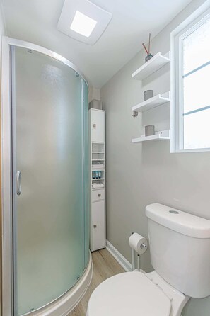 Dusche, Haartrockner, Handtücher, Shampoo