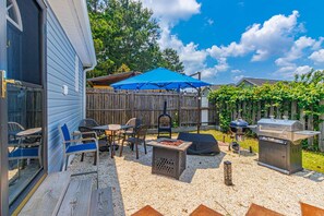 Outdoor dining - 148 Rockdale Street Tiny House (Myrtle Beach)