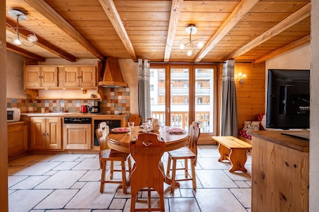 Dining. Apartment 'Savine' with Mountain View, Balcony and Wi-Fi