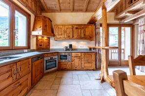 Fridge, microwave, oven, stovetop - Apartment 'Savine' with Mountain View, Balcony and Wi-Fi (Val-Cenis)