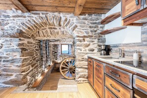 Frigorifero, microonde, forno, piano cottura