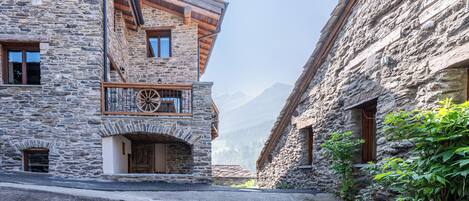 المنشأة من الخارج