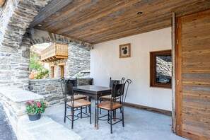 Outdoor dining - Apartment 'Ô Canton' with Mountain View, Private Terrace and Wi-Fi (Val-Cenis)