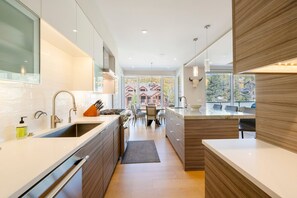 Een koelkast, een microgolfoven, een oven, een kookplaat