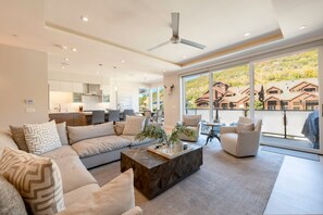 Smart-tv, een open haard en een stereo