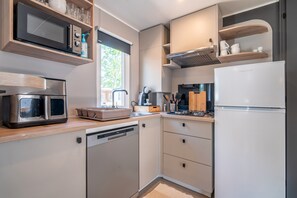 Kylskåp, mikrovågsugn, spishäll och diskmaskin