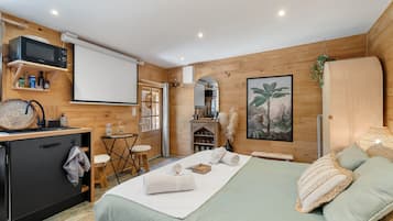 1 habitación, tabla de planchar con plancha, wifi gratis y ropa de cama