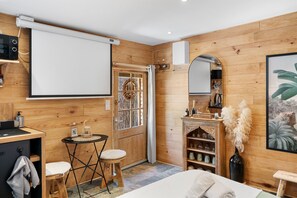 1 slaapkamer, een strijkplank/strijkijzer, gratis wifi, beddengoed