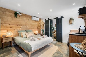 1 bedroom, iron/ironing board, free WiFi, bed sheets - Samadhi Holiday Home with Mountain Views, Wi-Fi, and Air Conditioning (Toulon)