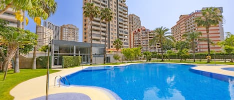 Een verwarmd zwembad