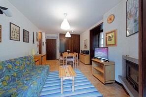 TV, ping pong - Apartment 'Pineta' with Mountain View, Shared Garden and Wi-Fi (Chiesa In Valmalenco)