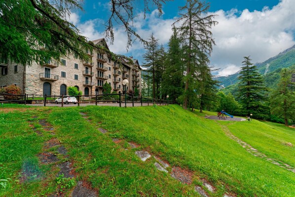 Exterior - Apartment 'Pineta' with Mountain View, Shared Garden and Wi-Fi (Chiesa In Valmalenco)