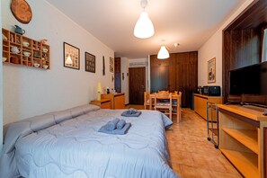 1 bedroom, iron/ironing board, free WiFi, bed sheets - Apartment 'Pineta' with Mountain View, Shared Garden and Wi-Fi (Chiesa In Valmalenco)