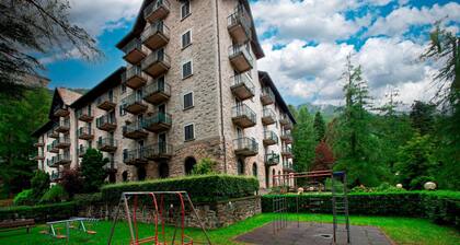Appartement "Pineta" avec vue sur les montagnes, jardin partagé et Wi-Fi