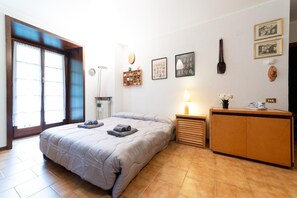 1 habitación, tabla de planchar con plancha, wifi gratis y ropa de cama 