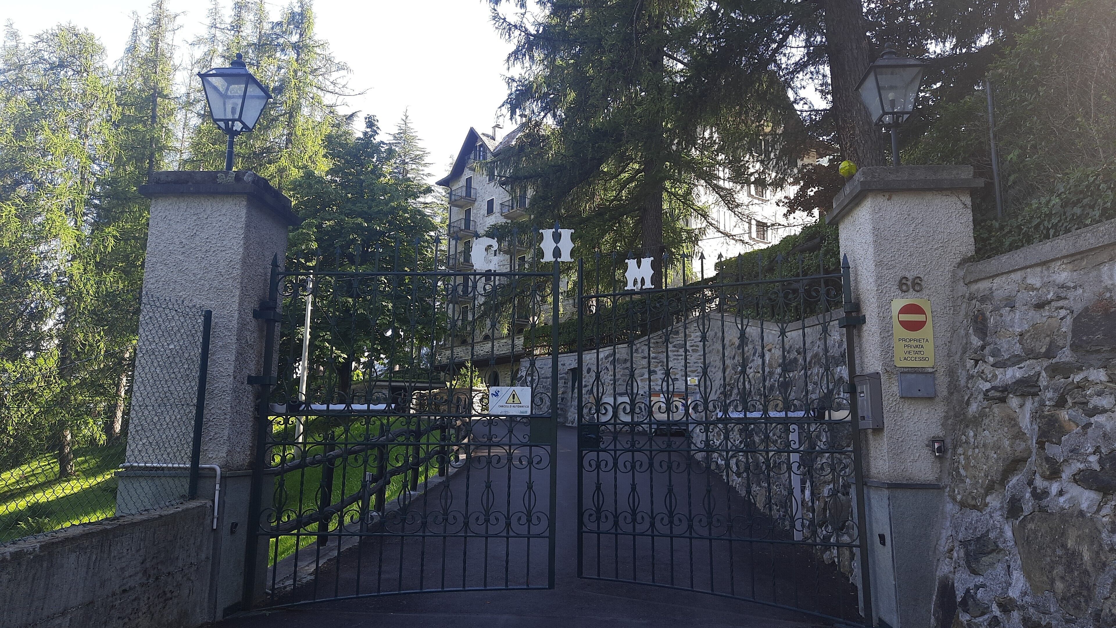 Un cancello con un cartello che indica proprietà privata.