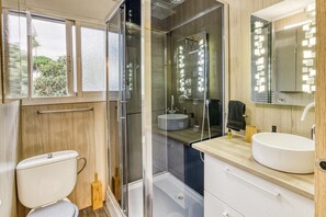 Shower, hair dryer, towels