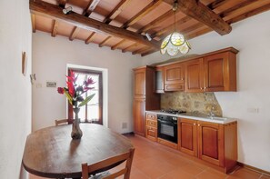 Réfrigérateur, four, plaque de cuisson, cafetière/bouilloire