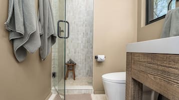 Een douche, een haardroger, handdoeken, zeep