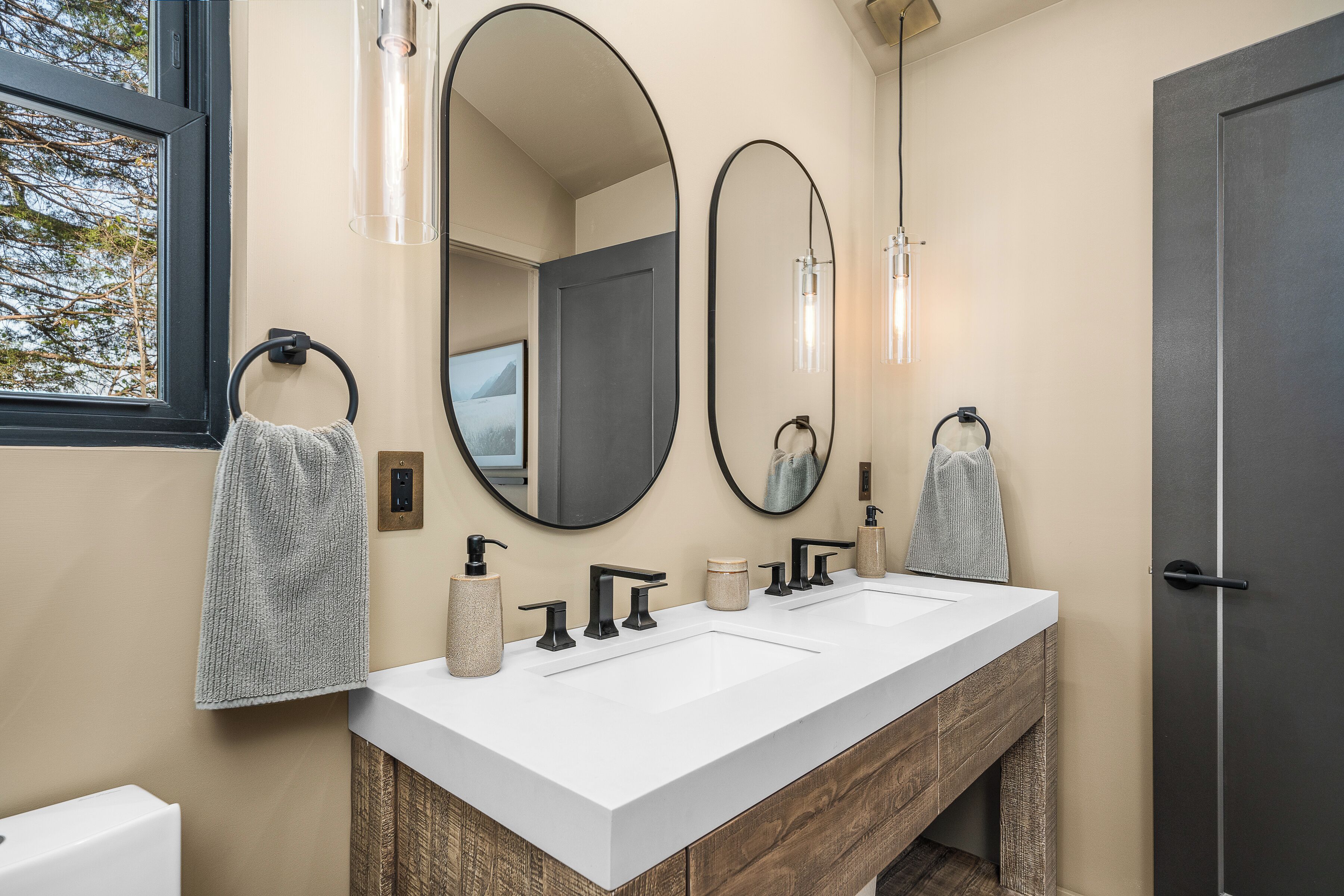 Een douche, een haardroger, handdoeken, zeep