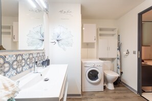 Douche, sèche-cheveux, serviettes fournies