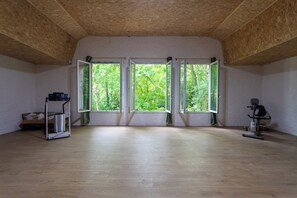 Fitness facility - Holiday Home 'Cholena - Domaine Helaku' with Shared Terrace, Shared Garden and Wi-Fi (Monein)