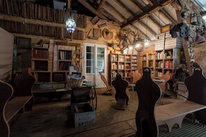 Interior - Holiday Home 'Cholena - Domaine Helaku' with Shared Terrace, Shared Garden and Wi-Fi (Monein)