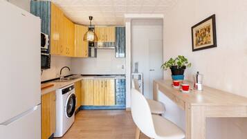 Een koelkast, een microgolfoven, een oven, een kookplaat