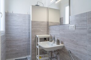 Een douche, een haardroger, handdoeken