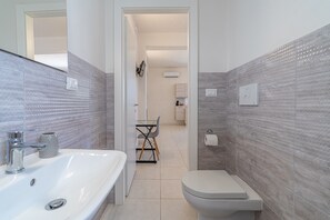 Douche, séchoir à cheveux, serviettes fournies