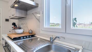 Kühlschrank, Ofen, Herdplatte, Wasserkocher mit Kaffee-/Teezubehör