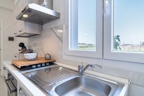 Fridge, oven, stovetop, coffee/tea maker