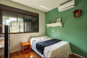 3 bedrooms, desk, iron/ironing board, WiFi