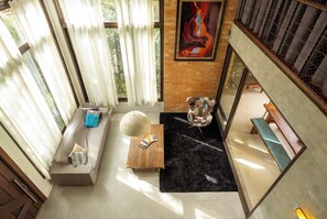 Smart-TV, DVD-Player, Bücher, Stereoanlage