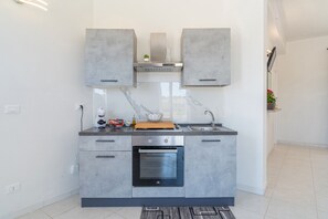 Réfrigérateur, four, plaque de cuisson, cafetière/bouilloire