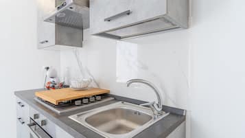 Coffee/tea maker, fridge, oven, stovetop